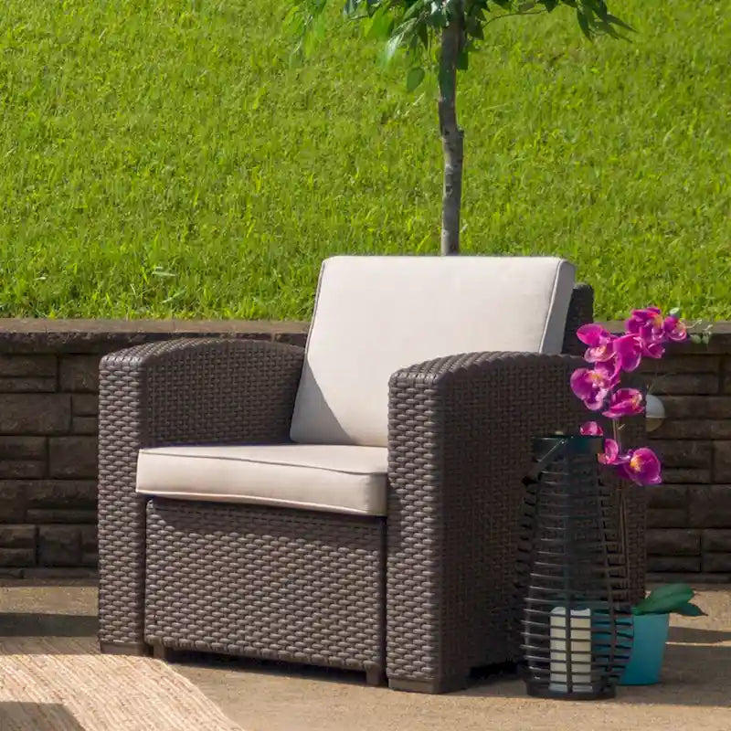 Sedia in finto rattan con cuscino per tutte le stagioni