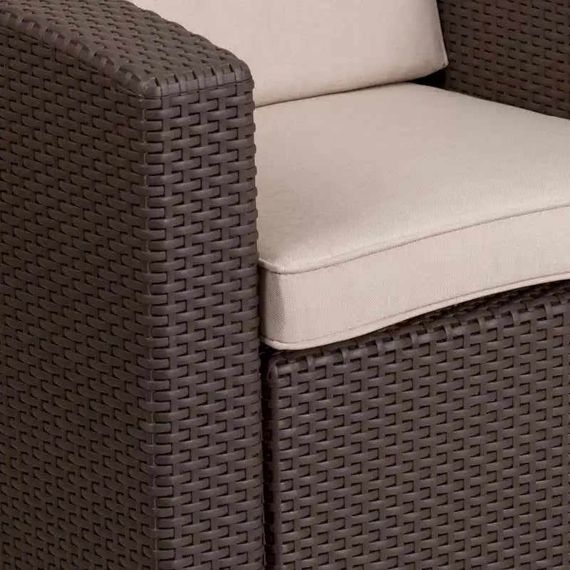 Sedia in finto rattan con cuscino per tutte le stagioni