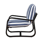 Sedia a sdraio da esterno Auburn rivestita in tessuto a righe blu e bianche di Greyson Living