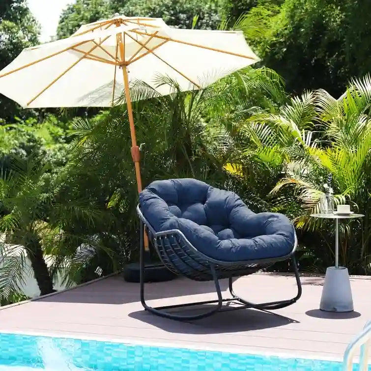 Sedia a dondolo da esterno in rattan con struttura in metallo e cuscini, larghezza 37,2 pollici