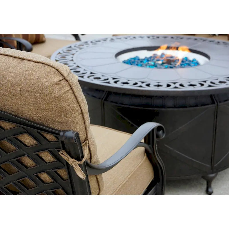 Set da conversazione con divanetto e braciere a propano Nassau da 4 pezzi con cuscini, tavolo rotondo da 47" con braciere e vetro riflettente