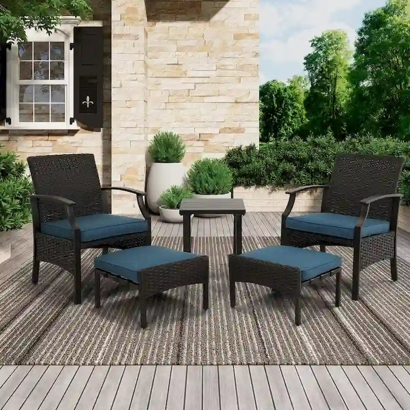 Set da conversazione da patio da 5 pezzi con cuscini con tavolino da caffè e pouf