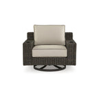 Signature Design by Ashley Coastline Bay poltrona girevole da esterno marrone con cuscino - 42.63 L x 36.25 P x 35 H