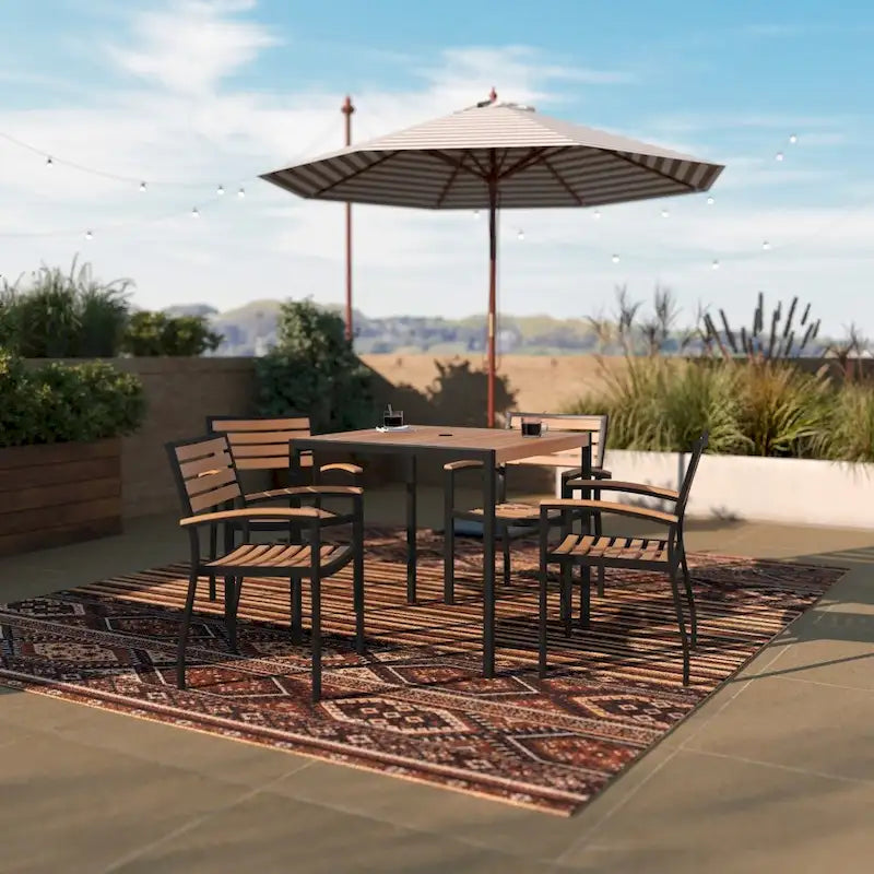 Tavolo in finto teak quadrato da 36" con struttura in acciaio nero e foro per ombrellone e 4 sedie Club