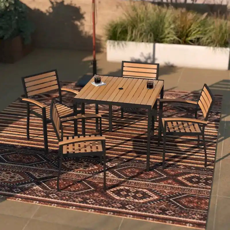 Tavolo in finto teak quadrato da 36" con struttura in acciaio nero e foro per ombrellone e 4 sedie Club