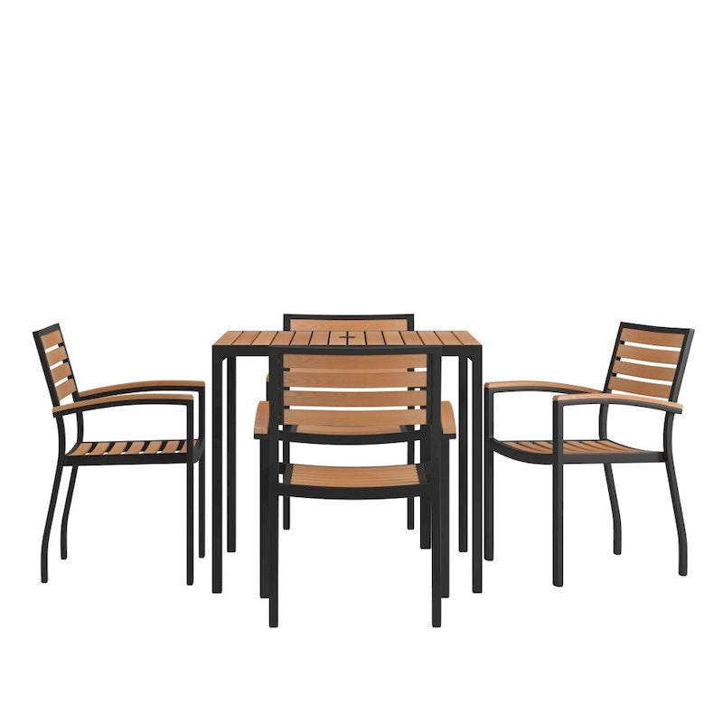 Tavolo in finto teak quadrato da 36" con struttura in acciaio nero e foro per ombrellone e 4 sedie Club
