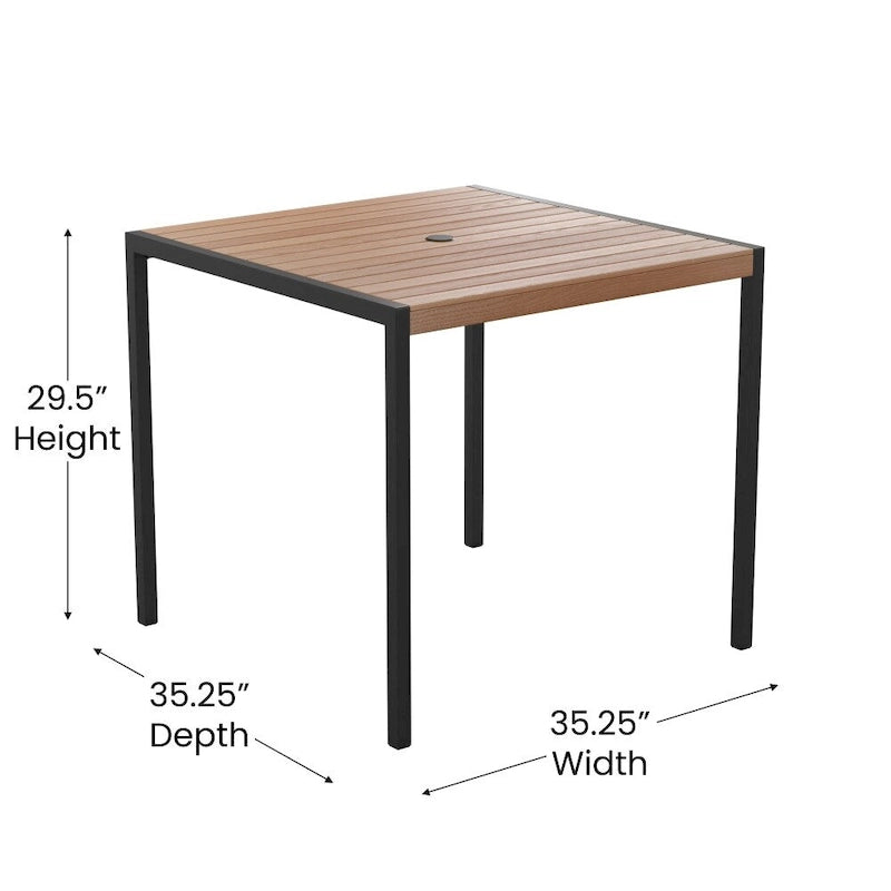 Tavolo in finto teak quadrato da 36" con struttura in acciaio nero e foro per ombrellone e 4 sedie Club