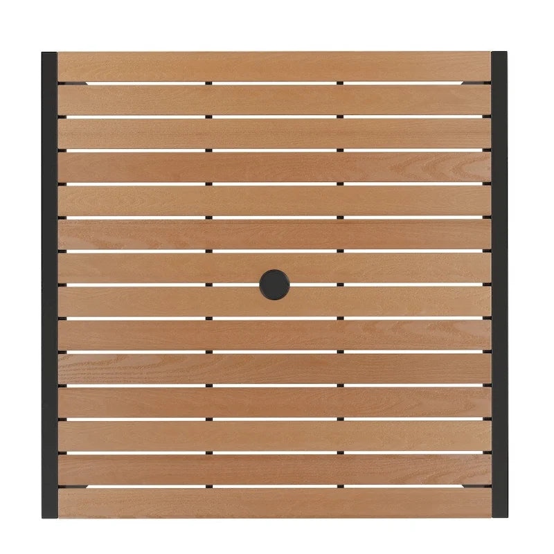 Tavolo in finto teak quadrato da 36" con struttura in acciaio nero e foro per ombrellone e 4 sedie Club