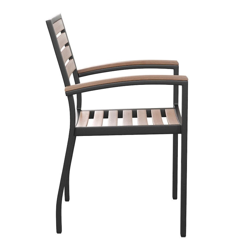 Tavolo in finto teak quadrato da 36" con struttura in acciaio nero e foro per ombrellone e 4 sedie Club