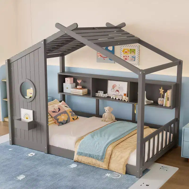 Letto a casetta a terra con ripiani contenitori integrati e tetto a doghe
