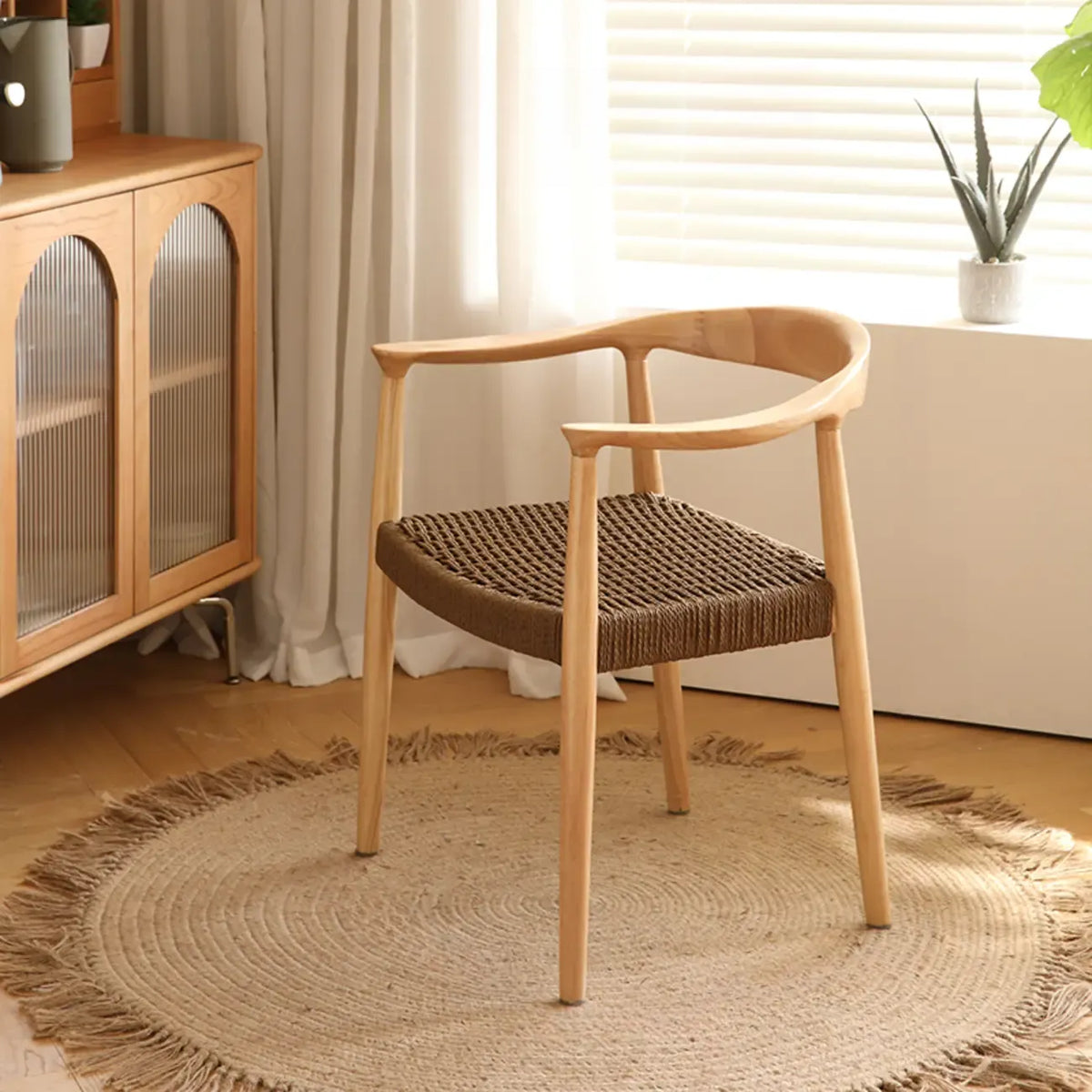 Sedia da pranzo scandinava con braccioli, seduta intrecciata in legno curvo
