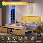 Struttura Letto Boho Farmhouse in Rattan Naturale, Testiera con Vano Contenitore a Porta Scorrevole a Fienile e Luce LED, Gambe di Supporto in Legno Massello.