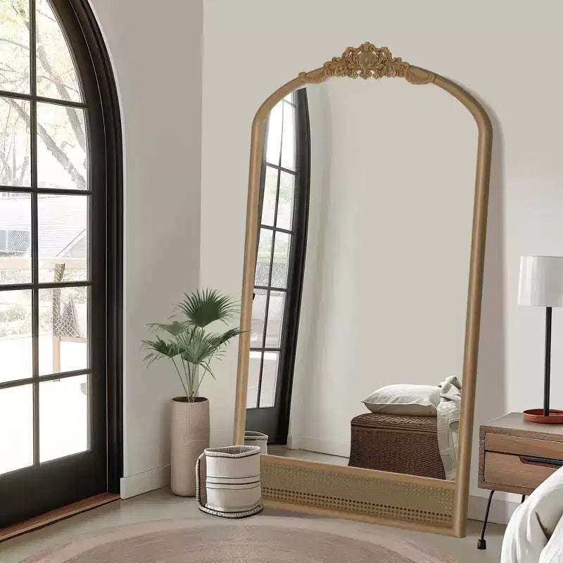 Specchio da parete marrone con cornice in legno ad arco intagliato classico e parte inferiore in rattan, 37 pollici L x 71 pollici H