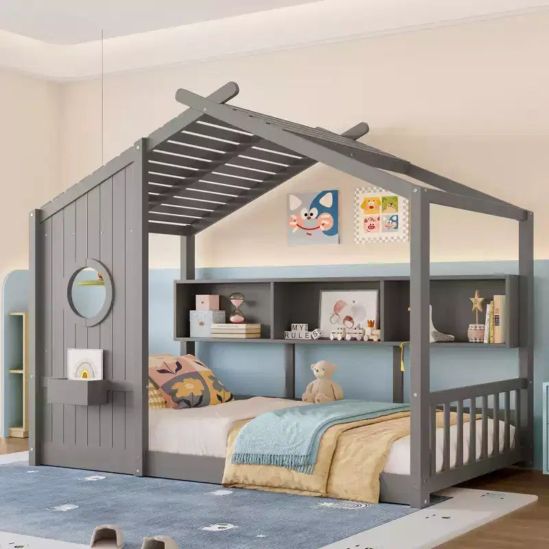 Letto a casetta a terra con ripiani contenitori integrati e tetto a doghe
