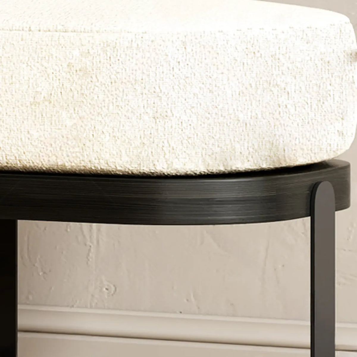 Panca bassa moderna in legno imbottita beige