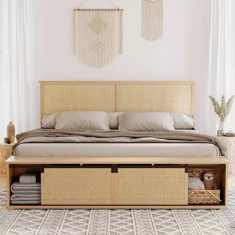 Struttura Letto Boho Farmhouse in Rattan Naturale, Testiera con Vano Contenitore a Porta Scorrevole a Fienile e Luce LED, Gambe di Supporto in Legno Massello.