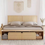 Struttura Letto Boho Farmhouse in Rattan Naturale, Testiera con Vano Contenitore a Porta Scorrevole a Fienile e Luce LED, Gambe di Supporto in Legno Massello.
