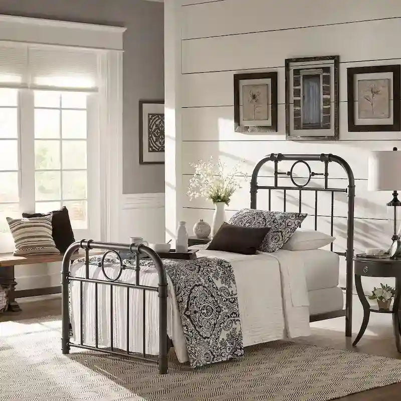 Letto matrimoniale in metallo nero