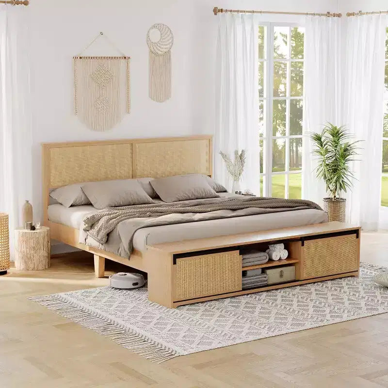 Struttura Letto Boho Farmhouse in Rattan Naturale, Testiera con Vano Contenitore a Porta Scorrevole a Fienile e Luce LED, Gambe di Supporto in Legno Massello.
