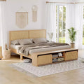 Struttura Letto Boho Farmhouse in Rattan Naturale, Testiera con Vano Contenitore a Porta Scorrevole a Fienile e Luce LED, Gambe di Supporto in Legno Massello.