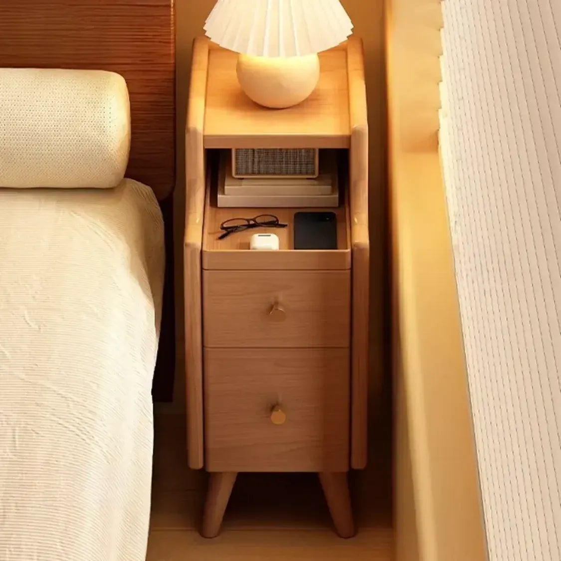 Comodini stretti in legno bianco con cassetti