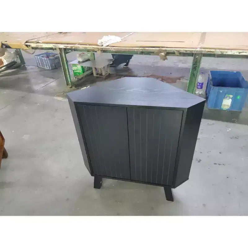 Mobile Angolare Contenitore con Ripiano Regolabile, Tavolino ad Angolo Industriale a 3 Ripiani in Legno con Ante, Tavolino Laterale Triangolare per Soggiorno, Cucina