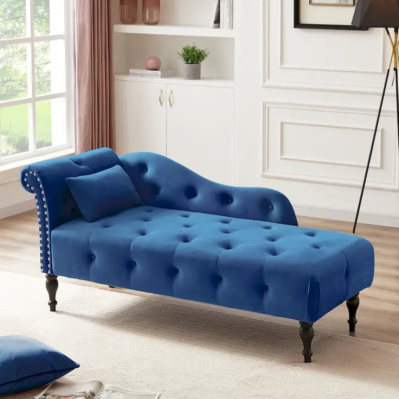 Moderna Chaise Longue da 60.6" in Velluto Imbottito con Bottoni Capitonnè, Gambe in Legno Massello e Borchie